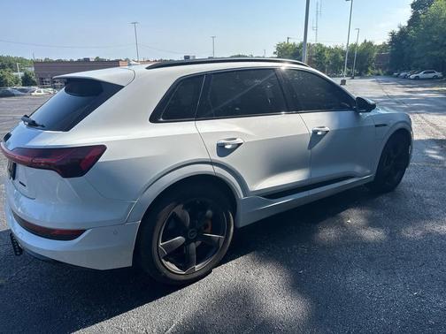 2022 Audi e-tron Premium Plus
