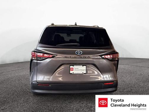 2022 Toyota Sienna LE