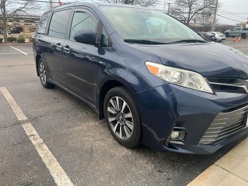 2018 Toyota Sienna XLE