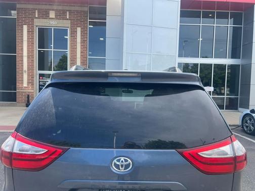 Shoreline Blue Pearl 2017 Toyota Sienna LE