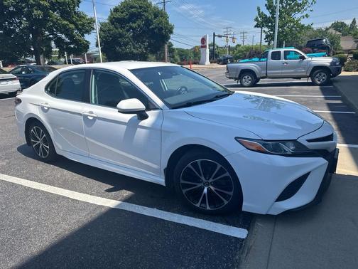Super White 2019 Toyota Camry SE
