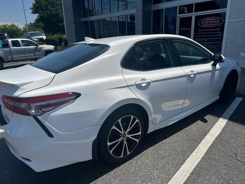 Super White 2019 Toyota Camry SE