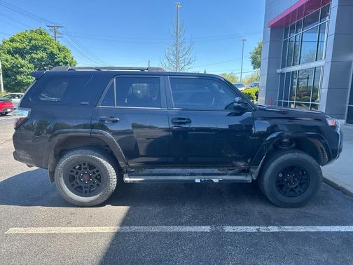 Midnight Black Metallic 2016 Toyota 4Runner SR5