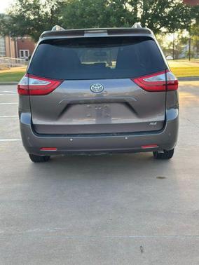 2017 Toyota Sienna XLE