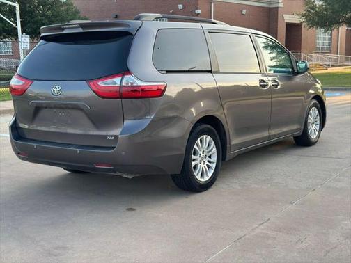 2017 Toyota Sienna XLE