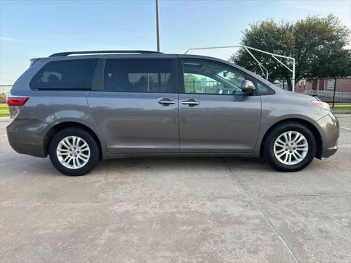 2017 Toyota Sienna XLE