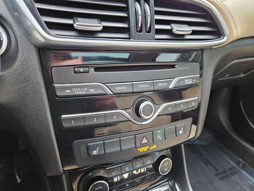 2017 INFINITI QX30 Premium