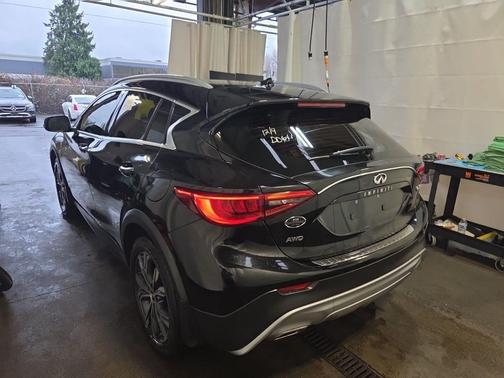 2017 INFINITI QX30 Premium