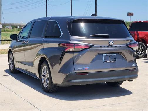 2022 Toyota Sienna LE