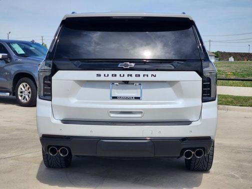 Iridescent Pearl Tricoat 2025 Chevrolet Suburban RST