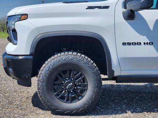 Summit White 2026 Chevrolet Silverado 2500 Crew Cab, Standard Bed, XR2, 4WD