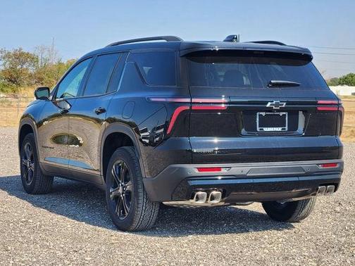 Mosaic Black Metallic 2027 Chevrolet Traverse LT