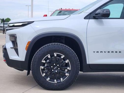 Polar White Tricoat 2026 Chevrolet Traverse AWD Z71