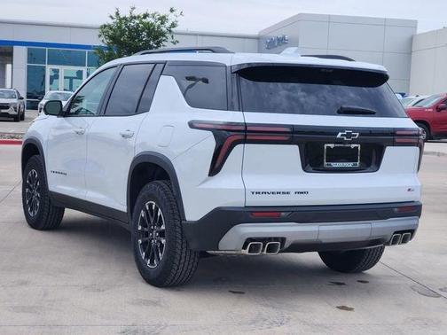 Polar White Tricoat 2026 Chevrolet Traverse AWD Z71