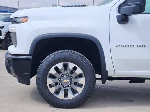 Summit White 2026 Chevrolet Silverado 2500 Custom