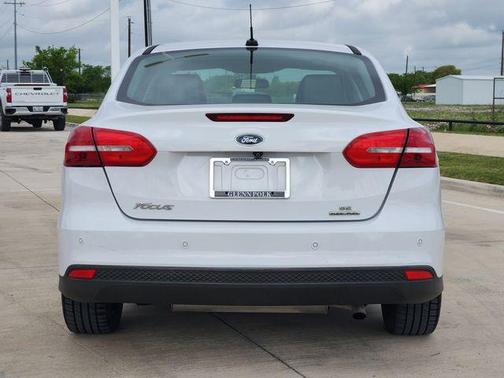 Oxford White 2016 Ford Focus SE