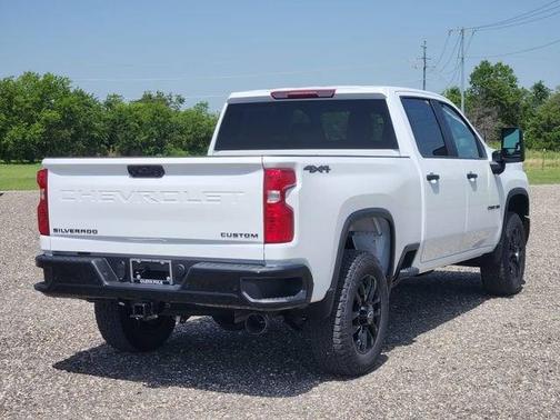 Summit White 2026 Chevrolet Silverado 2500 Custom