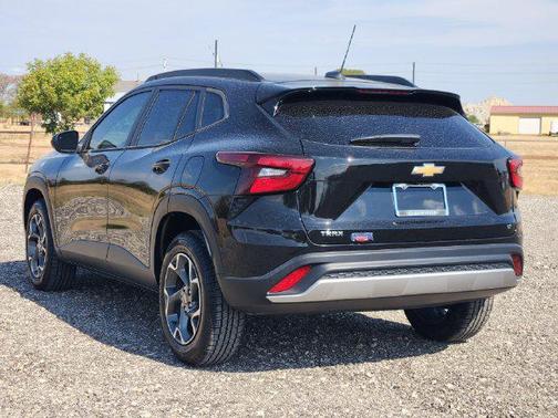 Mosaic Black Metallic 2024 Chevrolet Trax LT