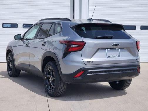 Sterling Gray Metallic 2026 Chevrolet Trax LT