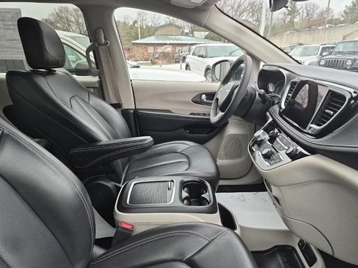 2023 Chrysler Pacifica Hybrid Touring L