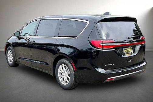 Diamond Black 2027 Chrysler Pacifica SELECT