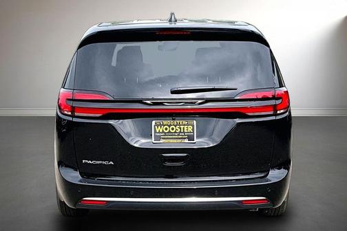 Diamond Black 2027 Chrysler Pacifica SELECT