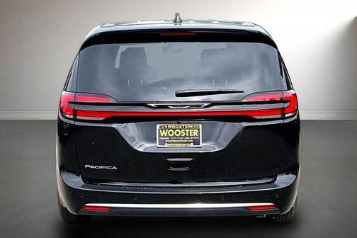 Diamond Black 2027 Chrysler Pacifica SELECT