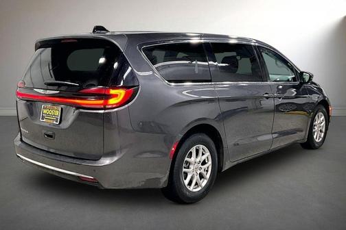 Granite Crystal Clearcoat Metallic 2023 Chrysler Pacifica Touring-L