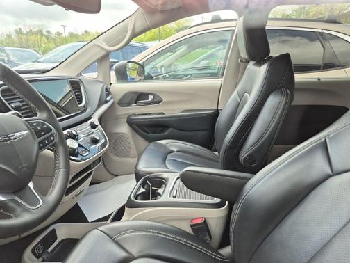 Granite Crystal Clearcoat Metallic 2023 Chrysler Pacifica Touring-L