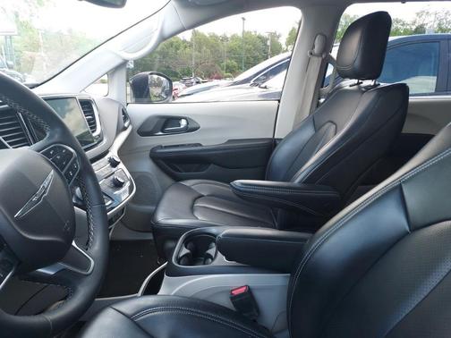 2023 Chrysler Pacifica Touring-L