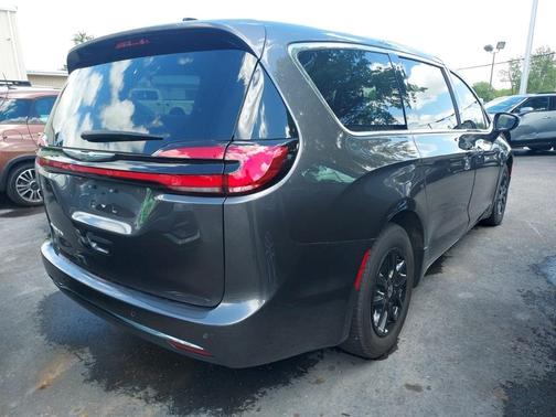 2023 Chrysler Pacifica Touring-L