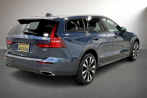 2022 Volvo V60 Cross Country T5