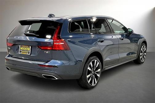 2022 Volvo V60 Cross Country T5