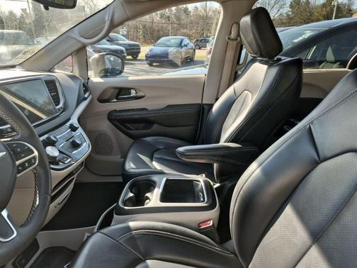 2023 Chrysler Pacifica Touring-L