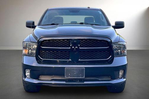 Brilliant Black Crystal Pearlcoat 2018 RAM 1500 Express