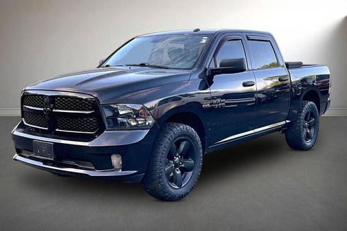 Brilliant Black Crystal Pearlcoat 2018 RAM 1500 Express