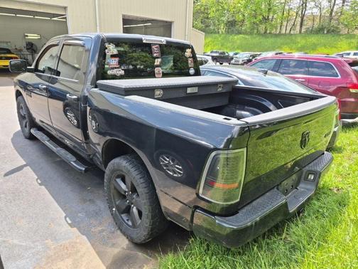 Brilliant Black Crystal Pearlcoat 2018 RAM 1500 Express