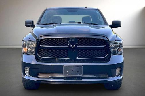Brilliant Black Crystal Pearlcoat 2018 RAM 1500 Express