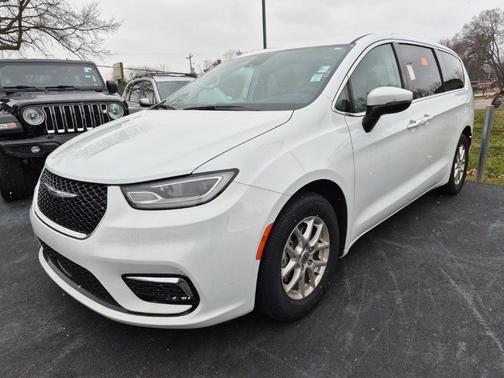 2023 Chrysler Pacifica Touring-L