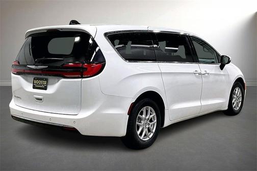 2023 Chrysler Pacifica Touring-L