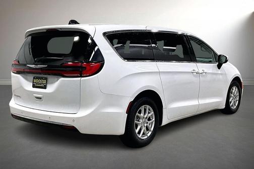 2023 Chrysler Pacifica Touring-L