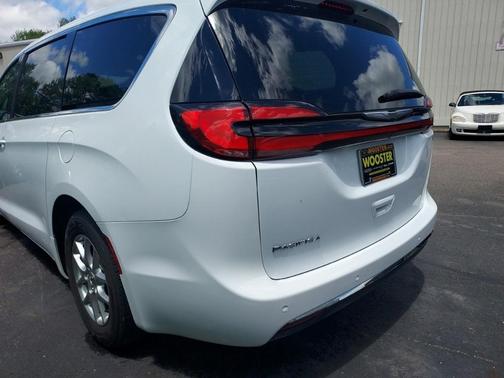 2023 Chrysler Pacifica Touring-L