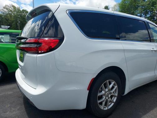 2023 Chrysler Pacifica Touring-L