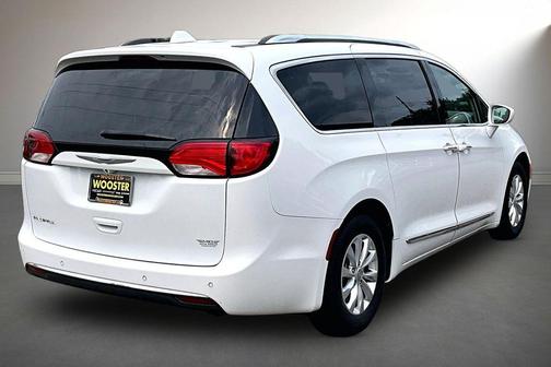 Bright White Clearcoat 2018 Chrysler Pacifica Touring-L