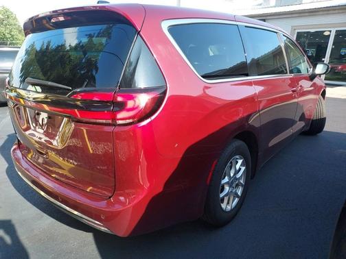 2023 Chrysler Pacifica Touring-L