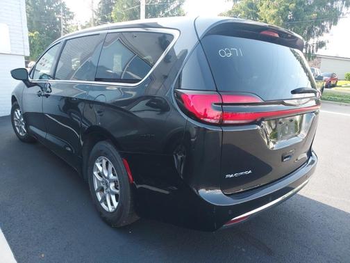 2023 Chrysler Pacifica Touring-L