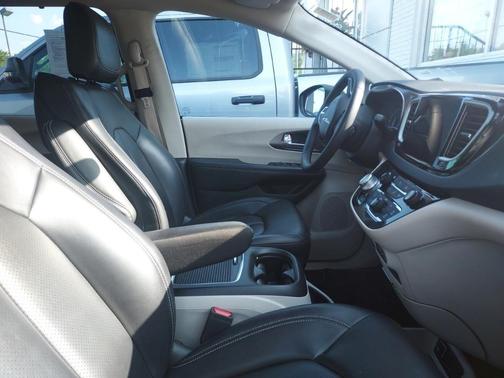 2023 Chrysler Pacifica Touring-L