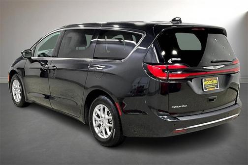 2023 Chrysler Pacifica Touring-L