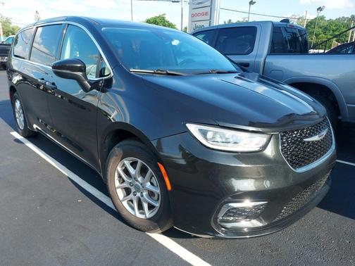 2023 Chrysler Pacifica Touring-L