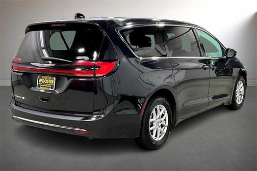 2023 Chrysler Pacifica Touring-L